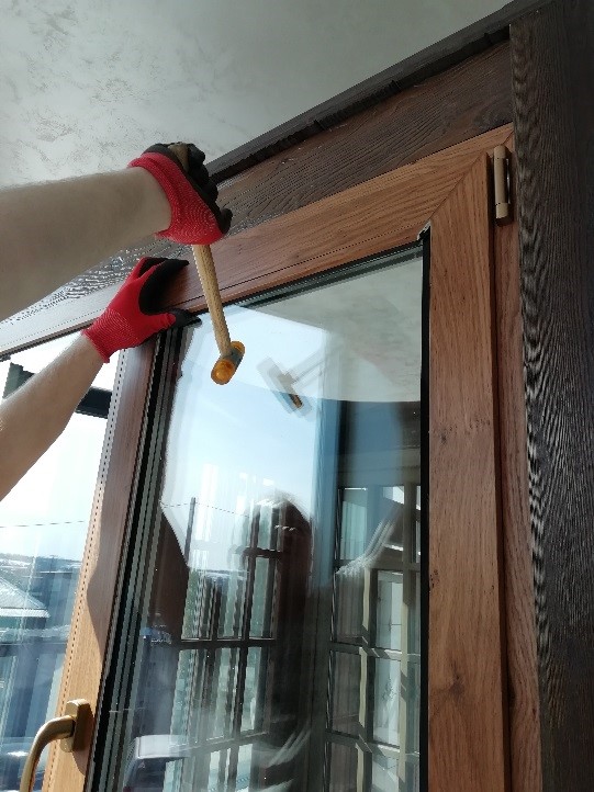 замена стекла в деревянном окне, ремонт деревянных окон